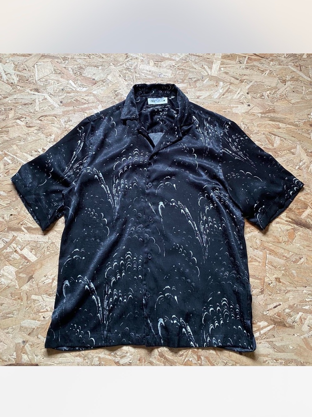 Men's Zara Silk Black Short-Sleeve Button Shirt with Subtle Wave Print